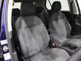 上質なファブリックシートを採用。運転席助手席ともにホールド性と快適性を重視した形状です。