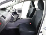 シックな色使いの運転席周りですね。すっきりとしたデザインで上品な色使いです。居心地の良い運転席長く座ってられるリラックスできるデザインがいいですね。