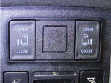 両側電動スライドドアを装備しております。