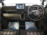 運転にかかわる様々な操作を安全に行えるように視点移動が少なく、操作性に配慮されたスイッチ類が凝縮されたコクピットです。