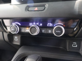 フルオートエアコンが装備されています!お好みの温度設定をするだけでエアコンの風量やモードの切り替えを自動でコントロールしてくれます!ユーザーの操作が少なく燃費走行にもつながります!