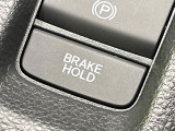 【オートブレーキホールド】信号待ちや渋滞で停車時にブレーキから足を離しても、停止状態を保持してくれます。前進するときはアクセルを踏めば自動で解除されるので安心♪街乗り運転が楽になります♪