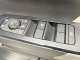 【電動格納ミラー】サイドミラーは電動格納式となっており、狭い駐車場でもキズがつくリスクを抑えられます。