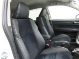 しっかりとしていて上質な座り心地のシートです。 座り心地も良くて長時間の運転も快適ですよ。 肌触りの良いシートが評判です。