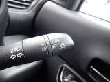 オートライト機能が装備されており暗い場所に入ると車両が検知しライトのON・OFFを自動的に切り替えてくれますので非常に便利な装備です♪