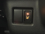 【シートヒーター】スイッチを入れると数十秒で座席が温かくなります。エアコンとは違い、身体と密着しているシートが温まるので、冬場には嬉しい装備です!