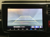 バックでの車庫入れも安心です! リアカメラが付いているバックモニター付のナビを装備しております。操作線もついており距離感も画面から確認できます。