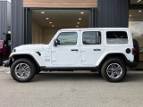 【ホイールアーチ】台形ホイールアーチはJeep伝統のデザインです。採用している理由は諸説ありますが、オフロードを走行する際にタイヤとボディが干渉しあわないよう配慮した作りにするためとなります。