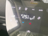 【オートエアコン】一度お好みの温度に設定すれば、車内の温度を検知し風量や温度を自動で調整。暑い&hellip;寒い&hellip;と何度もスイッチ操作をする必要はありません。快適な車内空間には必須の機能ですね♪