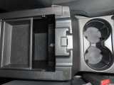 コマンダーコントロール後方に、前二席分のドリンクホルダーを備えています。連結部貫通しているので、取っ手付きマグカップもご使用いただけます。