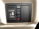 パワースライドドアが付いています。ワンタッチで簡単にお子様でも、お年寄りの方でも、開閉できますからとても便利です。キーレスや車内スイッチでも自動でドアの開閉ができます。