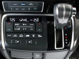 操作性の高いインパネシフトはストレート式を採用しています。エアコンは、運転席・助手席・後部座席が独立温度調整可能なトリプルゾーンフルオートエアコンを採用しております。
