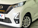【LEDヘッドライト】悪天候や夜間走行時も良好な視界を確保し安心して運転できる高輝度LEDヘッドライトを装備!点灯速度が早く、消費電力も抑えられています。