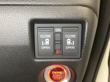 リアドアは乗り降りに便利な両側電動スライドドアです。また運転席に座っていながらスイッチ操作で自在にスライドドアを開け閉めできます。