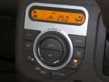 【オートエアコン】車内温度を感知して自動で温度調整をしてくれるのでいつでも快適な車内空間を創り上げます!どの席に座っても快適なドライブが楽しめます♪