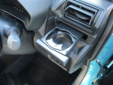 運転席と助手席にはカップホルダーが備わっています。夏は冷たさが、冬は温かさが長持ちしますよ♪