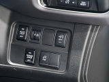 運転席右側にはアイドリングストップ、助手席側オートスライドドア、オートステップのスイッチが付いています。