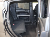 2列目シートも足元はゆったりしており快適にお座り頂けます!チャイルドシートの取り付けにも対応しており、後部座席にお乗りの方も楽しく広々と使用できます!!