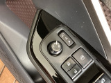 狭い駐車場で便利な電動格納ドアミラーが付いています。