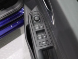 全席パワーウインドウと電動ドアミラー調整機能を装備。運転席に操作系を集約したレイアウトです。