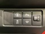 ハンドルの右側にはヘットライトリベライザーとHondaセンシング用のメインスイッチがついています。ヘッドライトリベライザーは道路状況や積荷の加重に応じてライトの高さを調節できます。