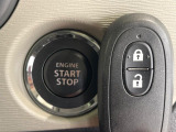 【キーレススタートシステム】カバンやポケットに入れたままでもドアの施錠・解錠が可能なスマートキーを装備。エンジンのオン・オフ時もカギを取り出す必要が無いからとっても便利です♪