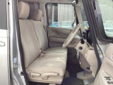 フロントシートはベンチシートです。ベンチシ―トは運転席と助手席の移動もスムーズ!狭い駐車場での乗り降りに便利です。
