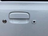 鍵を手元に持っておくことでドアハンドルのスイッチから鍵の開閉ができますよ☆