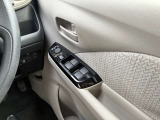 運転席側のドア部。こちらのスイッチでドアミラーの角度調整やパワーウィンドーの操作が可能になります。