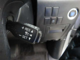 クルーズコントロールが付いています。一度速度を設定すると、アクセルを踏まなくても一定に速度を保ってくれる優れた装備です。高速道路を走行するのに便利です。