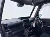 ダイハツのお店では、ダイハツ車を知り尽くしたプロフェッショナルが、専用の診断機器を使って各システムを点検しております。