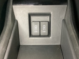 センターコンソール内の収納部分には、充電可能なUSB端子がついており、移動中に充電もできるので便利です。