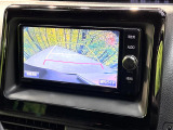 【バックカメラ】駐車時に後方がリアルタイム映像で確認できます。大型商業施設や立体駐車場での駐車時や、夜間のバック時に大活躍!運転スキルに関わらず、今や必須となった装備のひとつです!