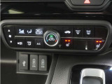 フルオートエアコン搭載。好みの温度に設定するだけで、風向や風量を自動でコントロール!いつでも快適な車内環境に。さらに、体を直接温めるシートヒーター付きで寒い季節も暖かく過ごせます。
