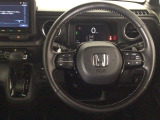 【ハンドル】運転にかかわる様々な操作を安全に行えるように視点移動が少なく操作性に配慮されたスイッチ類が凝縮されたコックピットです。