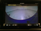 ギヤをR(バック)に入れるとナビの画面に後ろの映像が映るリアカメラ付です。後退時、コンディションが悪い視界でもカラーバックモニターがドライバーをサポートします。