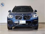 【BMWの伝統-1】BMWの特徴的な&ldquo;キドニーグリル&rdquo;は、80年以上続く伝統の形でございます。変わらないこだわりのデザインが、プレミアムブランド&ldquo;BMW&rdquo;を創り出します。