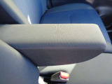 ロングドライブの必需品、不要時格納もできるフロントセンタ-ア-ムレスト。