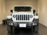 【フロントグリル】7スロットルグリルはJeep伝統の証です。SUVのみにこだわり続けている伝統あるJeep車へお乗り頂いてみてはいかがですか?