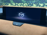 【12.3インチマツダコネクト】車内の雰囲気にマッチした大型ディスプレイ。スマホ接続でのナビ使用やBluetooth再生等、様々な機能が楽しめます。直感的なダイヤル操作が可能で、使い勝手も良好です。