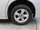 車両のデザインにマッチした純正アルミホイールを装着しています。