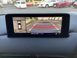 狭い場所での駐車やすれ違いなどでより的確な運転操作に役立つ360&deg;ビューモニターが装備されています。