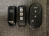スマートキー付きですからドアロックの開閉およびエンジンスタートが楽々です。電動スライドドアの開け閉めもボタンで操作できます。加えて、純正リモコンエンジンスターター用の操作キーもついています。