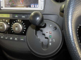 誤操作の少ないゲート式シフトレバーを装備しております