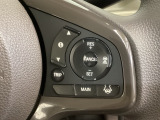 ハンドルにHondaセンシング系のクルーズコントロールやレーンキープアシストなどの操作スイッチが装備されています。ハンドルから手を離さず安全に操作できます。
