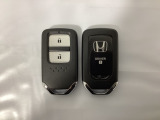 スマートキーを装備しています。鍵を差し込むことなくドアロックの開け閉めと、スタートボタン操作でのエンジンスタートができます。スペアキーも同じものを用意しております。