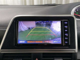 後退時に車両の後ろ側をモニター画面に表示します。車庫入れなどでバックする際に後方確認ができて便利です。