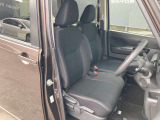 前席です。センターコンソールが無いので車内での左右移動が出来ます。