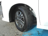 16インチ純正アルミ装着で、タイヤ溝も十分あります!