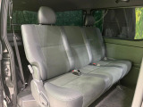 後部座席も気になるようなキズ・汚れやへたり等、大きなダメージはなく、良好な状態です。